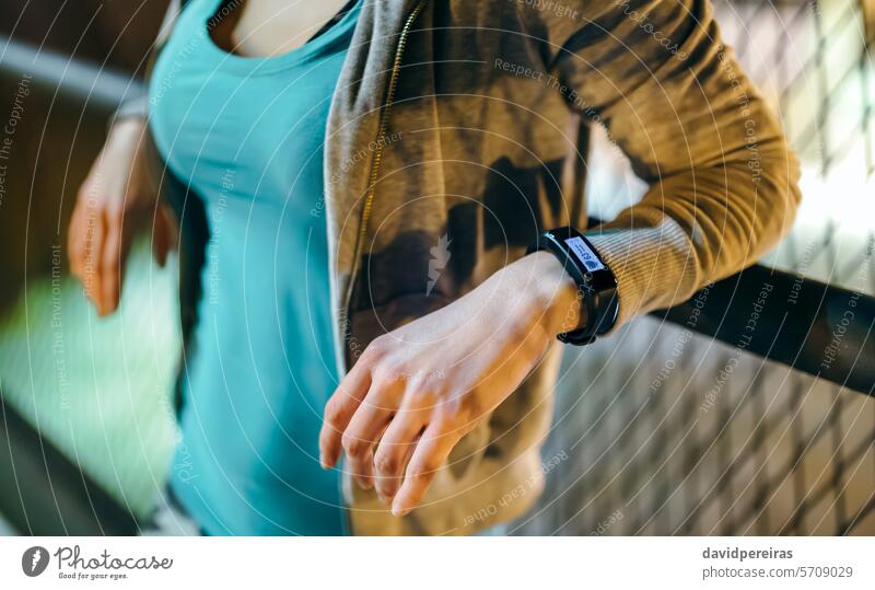 Unbekannte Frau trägt ein digitales Armband an der Hand mit einem Herzfrequenzmesser auf dem Bildschirm Läufer Armbanduhr Handgelenk Band Uhr schlagen