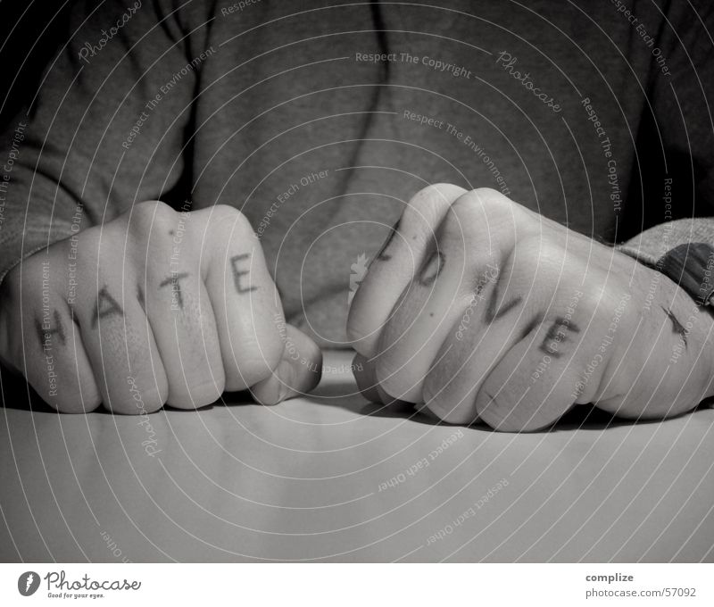 love & hate Tisch Lautsprecher Mann Erwachsene Mund Bart Hand Finger Tattoo Liebe frech rebellisch Wut Mut Wachsamkeit Angst Respekt Ärger Gewalt Hass Faust