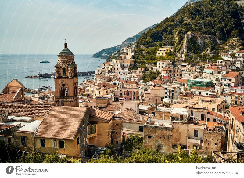 Panoramablick über Amalfi Amalfiküste Tourismus Urlaub Städtereise Ferien & Urlaub & Reisen Italien Küste Sommer Landschaft Bucht Sommerurlaub Meer