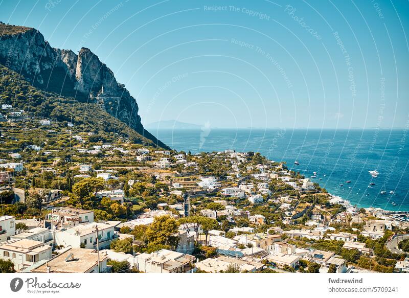 Panoramablick über Capri Amalfiküste Tourismus Urlaub Ferien & Urlaub & Reisen Italien Küste Sommer Landschaft Bucht Sommerurlaub Meer Panorama (Aussicht)