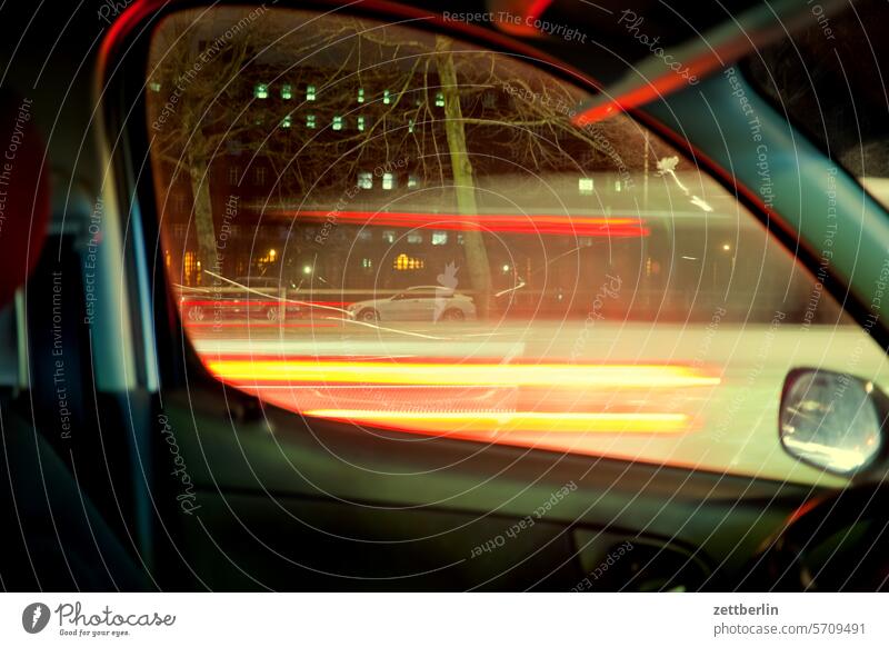 Warten im Auto abend ampel asphalt auto bewegung blinkern bunt dynamik ecke fahrbahnmarkierung fahren fantasie flimmern fortbewegung gerade geschwindigkeit