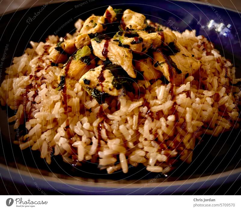 Brauner Reis, Huhn und Broccolini Brokkoli Hähnchen Hausmannskost Farbfoto Gemüse Gesunde Ernährung Fleisch Lebensmittel Essen zubereiten Abendessen Mittagessen