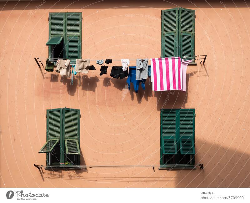 Wäsche trocknen hängen Fassade mediterran Fenster warm Wand Häusliches Leben Italien Sauberkeit Mehrfamilienhaus