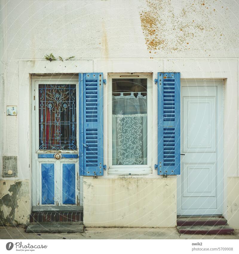 Blaues Fenster Frankreich Normandie Haus Hauswand Detailaufnahme Türen Fensterladen blau Textfreiraum oben alt romantisch Fassade Außenaufnahme Menschenleer