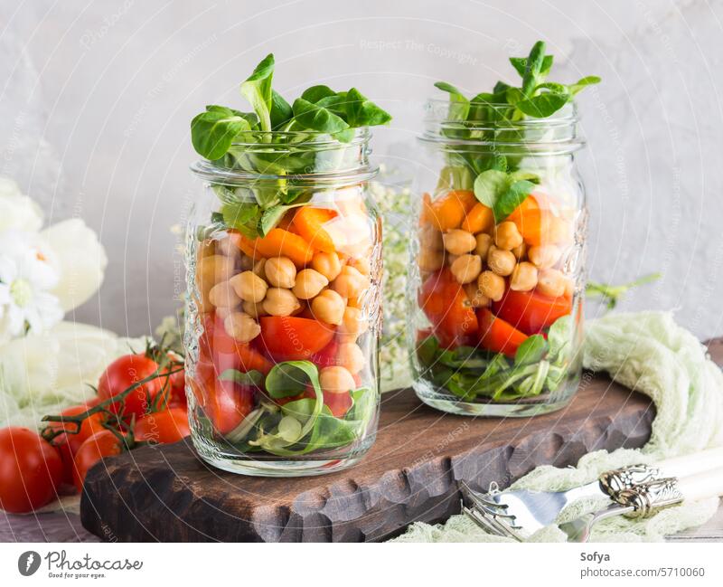 Frischer Mittagssalat in Einmachgläsern serviert Glas Salatbeilage Lebensmittel Gesundheit Kichererbsen frisch Möhre selbstgemacht organisch Kraut Gemüse