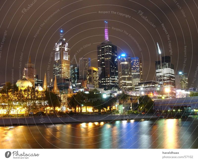 Melbourne CBD Australien Stadtzentrum Skyline Hochhaus Yarra Fluss Nachtaufnahme Farbfoto Außenaufnahme Menschenleer Kunstlicht Langzeitbelichtung Licht