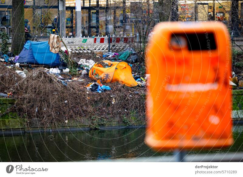 Verlassener Wohnplatz für Menschen ohne Wohnung II Umweltverschmutzung Abfall Müllhalde Müllentsorgung Kanal immobilien wohnen Starke Tiefenschärfe