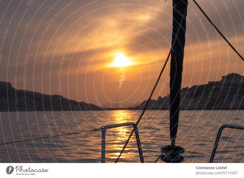 Abendstimmung über Frioul vom Segelboot aus. Himmel Natur Licht Sonnenuntergang segeln Stimmung Dämmerung Wasser Mittelmeer Küste Inseln Horizont
