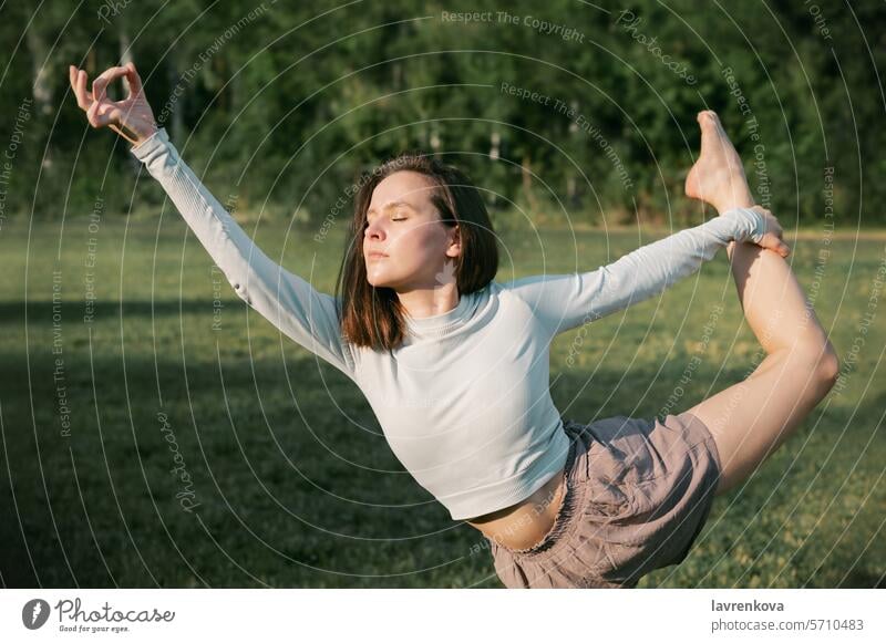 Erwachsene Frau übt Yoga im Freien, Tänzerin-Pose aktiv Körper Sommer Natur Training Sport strecken Kunstturnen Aerobic schlank Park Erholung physisch Ashtanga