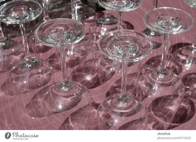 Weingläser umgedreht auf  roter Tischdecke Glas Weinglas Restaurant vorbereitet Getränk Alkohol trinken Party Feste & Feiern Veranstaltung Cocktailbar