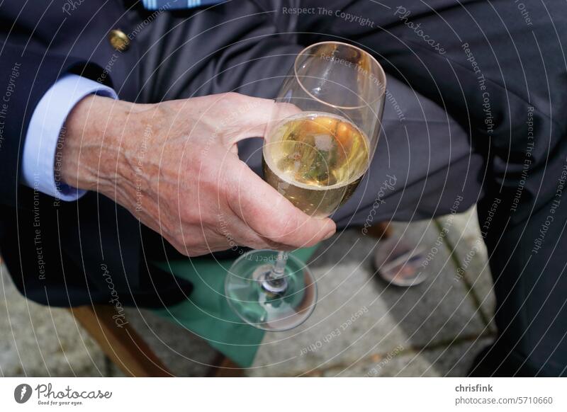 Hand eines alten Mannes hält Sektglas Alter Glas Sucht Alkohol Alkoholismus Alkoholiker Feier Fest Senior Getränk Feste & Feiern Champagner Silvester u. Neujahr