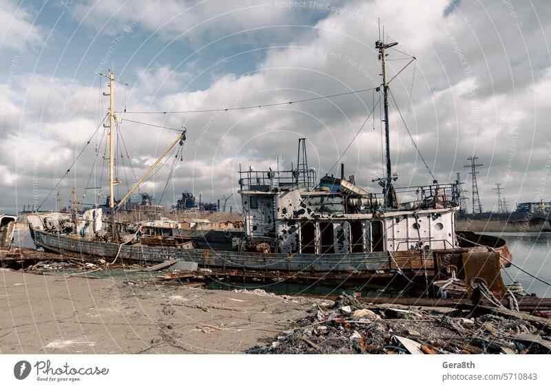 altes Schiff ohne Menschen ist während des Krieges mit Russland in der Ukraine auf Grund gelaufen Berdjansk Kherson mariupol Odessa Verlassen verirrt Strand
