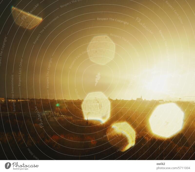 Frischzellenkur Stadtsilhouette Panorama (Aussicht) Sonnenuntergang Ferne Sonnenlicht Wassertropfen Sonnendurchbruch Horizont Regen Himmel Wetter Menschenleer