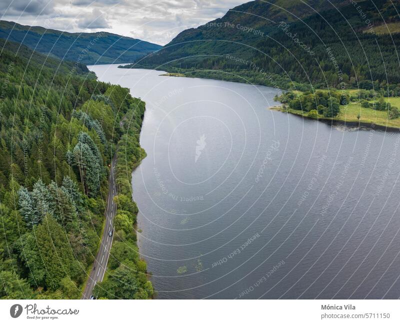 Luftaufnahme von Loch Lubnaig von Runacraig, Callander. Schottland Hochland. Highlands See Straße Landschaft Natur Berge u. Gebirge Wolken Außenaufnahme