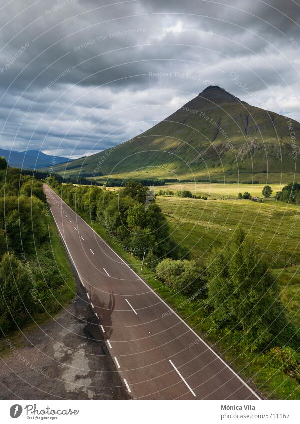 Die Straße A82 führt durch Bridge of Orchy im schottischen Hochland. Schottland Highlands England Berge grünes Gras Natur Wald Nadelbäume bewölkter Himmel