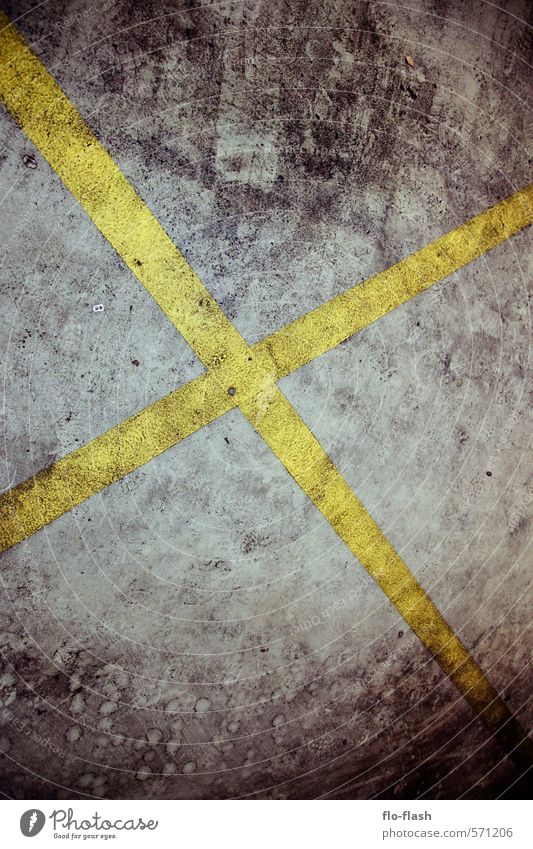 Das X steht für Gefahr Stadt Stadtzentrum Industrieanlage Fabrik Platz Parkhaus Beton Schilder & Markierungen Verkehrszeichen dreckig dunkel trist Kreuz