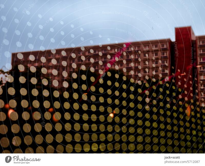 Punkte treffen Platte vorgefertigtes Gebäude Reflexion & Spiegelung Fenster Silhouette Wolkenloser Himmel abstrakt Strukturen & Formen Schatten Muster modern