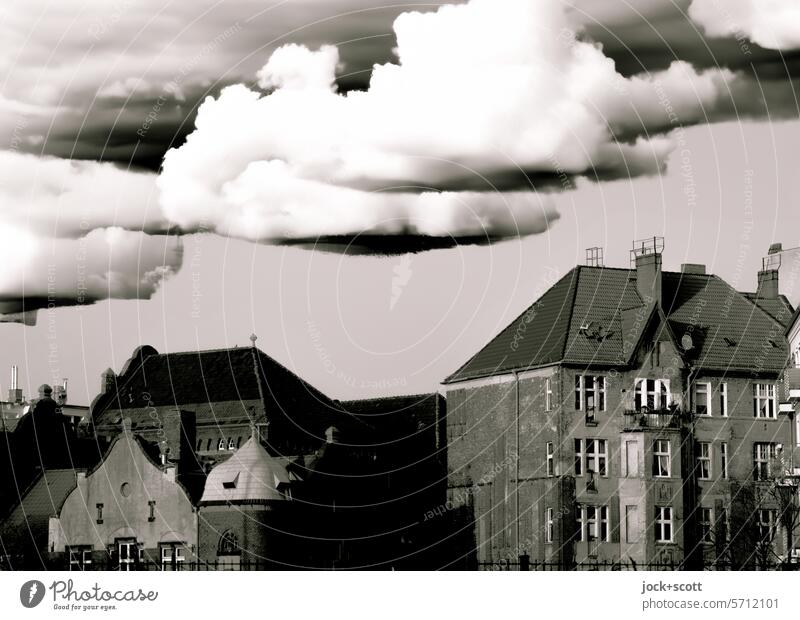 unter den Wolken nur alte Fassaden altehrwürdig historisch Prenzlauer Berg Berlin Altbau Nostalgie Silhouette Haus Monochrom Illusion Hintergrundbild