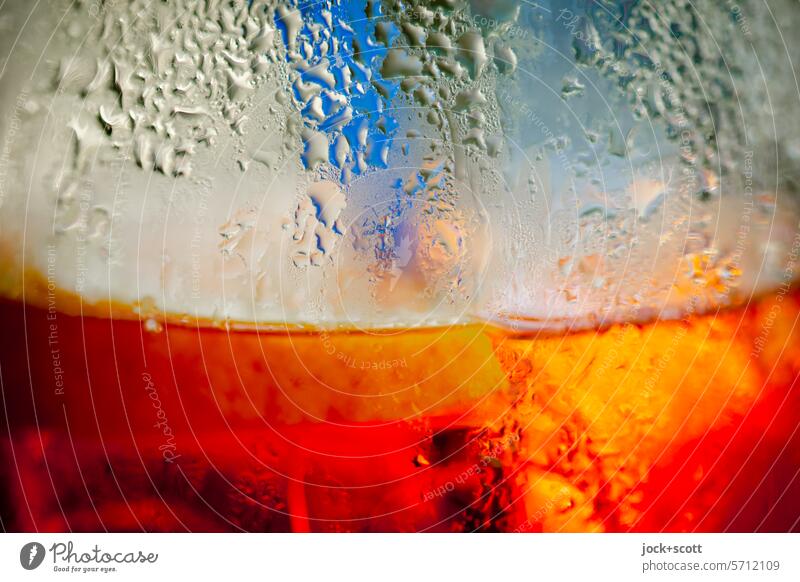 Aperol Spritz Im Detail Detailaufnahme Alkohol Glas Getränk Mixgetränk kalt Eiswürfel Erfrischung Erfrischungsgetränk Wassertropfen Beschlagen Lifestyle