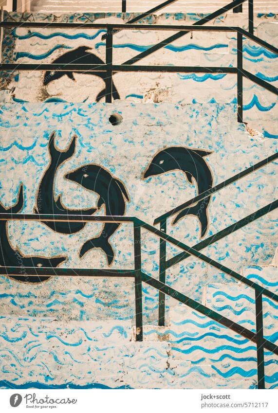 Delphine auf der Treppe Treppengeländer gemalt Straßenkunst Strukturen & Formen Kreativität Wasserwelle Wellen griechisch Wand Kontrast Kontur Wandmalereien