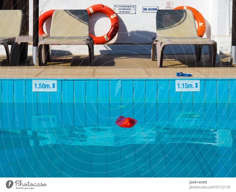 Badekappe und Schwimmbrille nicht vergessen Schwimmbad Schutzbrille Sonnenliege blau Wasseroberfläche Lifestyle Ferien & Urlaub & Reisen Freizeit & Hobby
