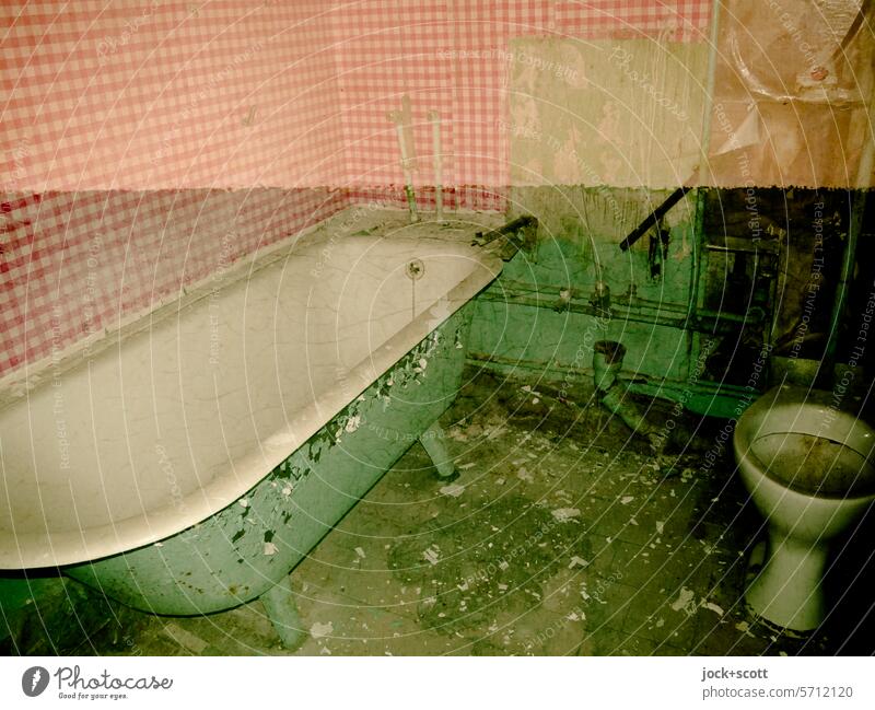 Lost Land Love II fix und fertig Badezimmer Badewanne Toilette lost places dreckig Doppelbelichtung alt grün/rot gebrochen Verfall Zahn der Zeit Ruine