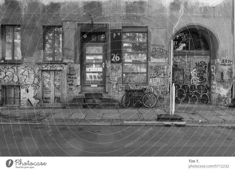 Kreuzberg Verdrängung wohnen 26 s/w Tür Eingang Schwarzweißfoto Architektur Tag Menschenleer b/w Außenaufnahme b&w Haus Berlin Gebäude Bauwerk Fenster Stadt