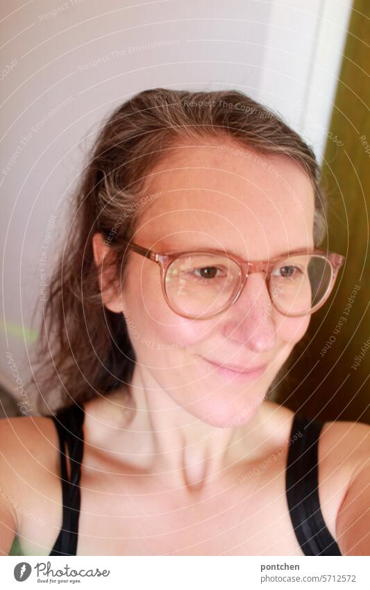 frau mit brille und freundlich-zuversichtlichem blick . portrait selbstporträt vertrauen selbstvertrauen Gesicht Erwachsene authentisch feminin hals