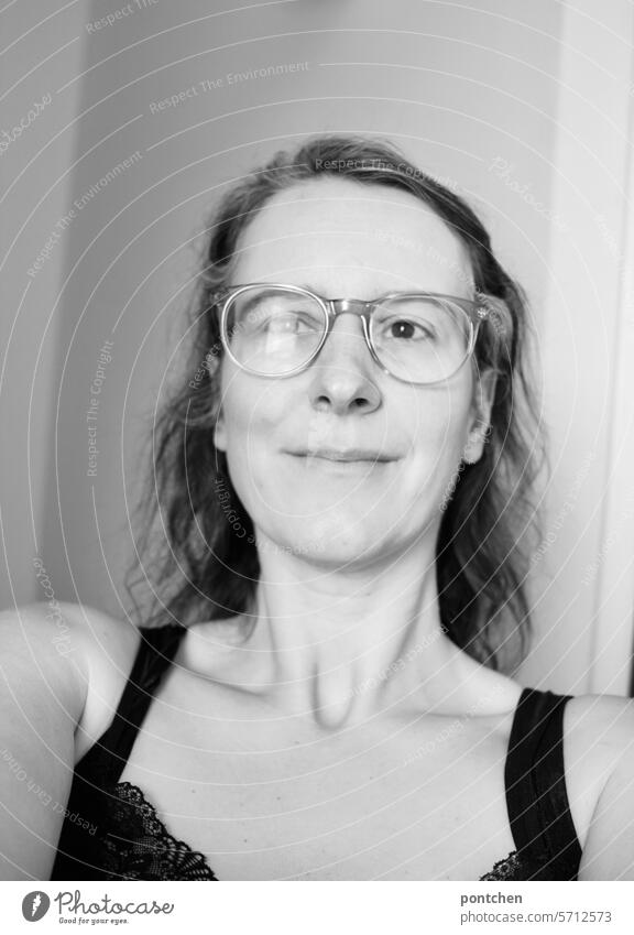 frau mit brille und freundlich-zuversichtlichem blick. schwarz-weiß portrait selbstporträt vertrauen selbstvertrauen Gesicht Erwachsene authentisch feminin hals