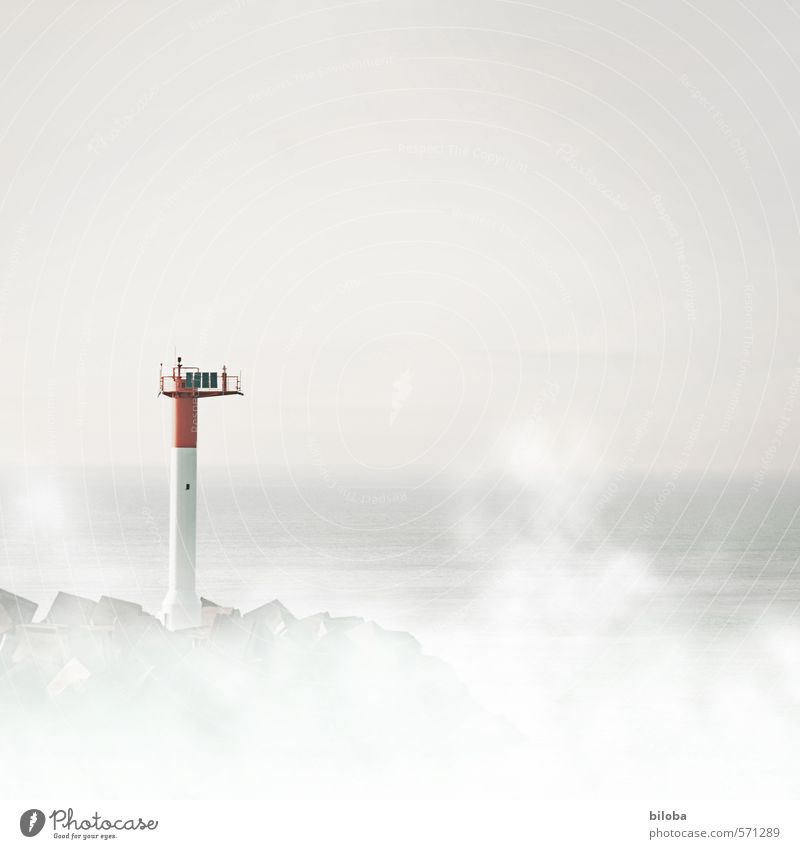 Leuchtturm im Nebel bei Hafenausfahrt Nebelschleier Wasser schiffahrt Himmel schlechtes Wetter Küste Nordsee Meer grau rot weiß Dunkerque Frankreich Schifffahrt