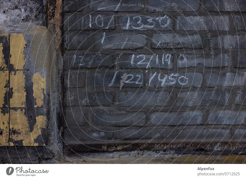 Lottozahlen vom 20.4.1957 | Glückauf Wand Ziffern & Zahlen Zeichen zählen Nummer alte Fliese Mauer Schriftzeichen Vergänglichkeit kaputt verblasst Rechnung