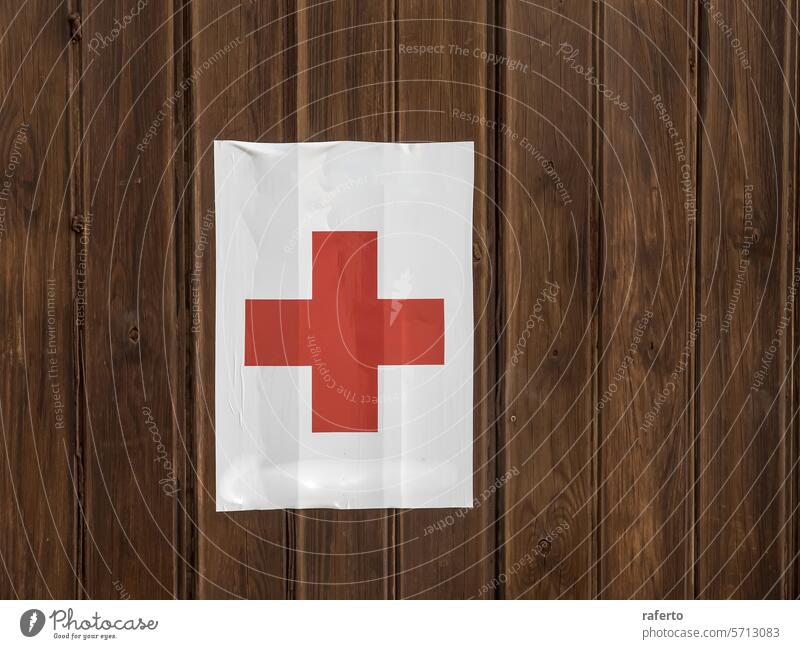 das rote Kreuz auf weißem Grund, das auf einer Holzfläche angebracht ist Strand durchkreuzen Symbol medizinisch Unterstützung Notfall Gesundheit Sicherheit