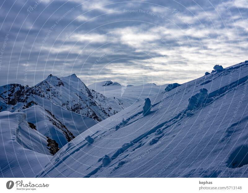 Schneebedeckte Berglandschaft unter fast geschlossener Wolkendecke Berge u. Gebirge Schweizer Alpen Winter Winterurlaub Schneebedeckte Gipfel Outdoor