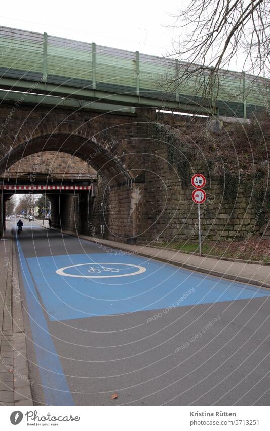 fahrradstraße mit radfahrer  unter eisenbahnbrücke unterführung überführung fahrradfahren radverkehr verkehrszeichen aufgemalt fahrbahn vorrang mobilität