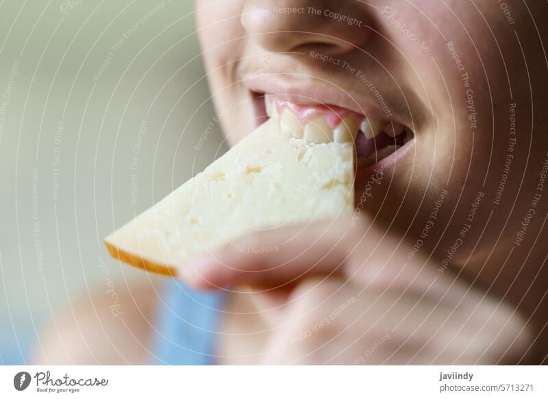 Crop glücklich unerkennbar Mädchen beißt Frischkäse-Scheibe Käse Biss Glück essen frisch Ernährung Gesundheit Vitamin Zähne lecker Lebensmittel geschmackvoll