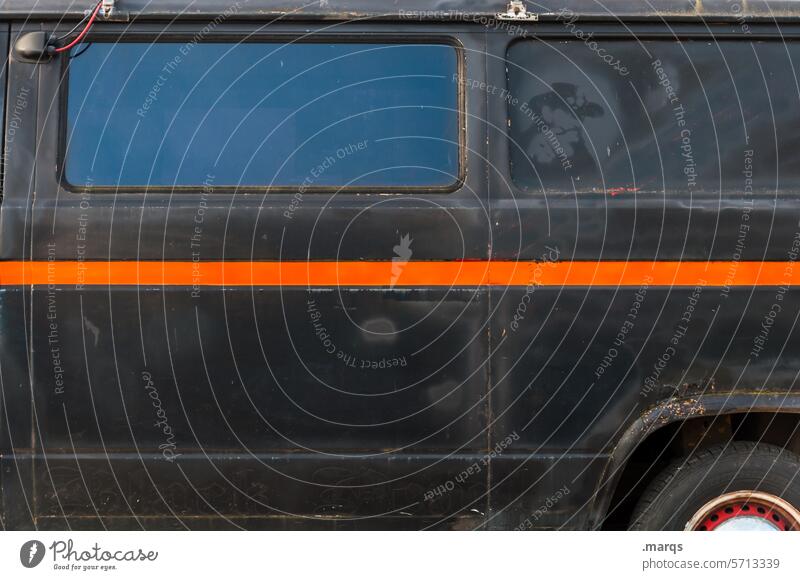Roadtrip mit Lemmy Nostalgie roadtrip campervan campingbus Abenteuer Seitenansicht Wohnmobil schwarz orange Streifen Fenster alternativ Rock 'n' Roll