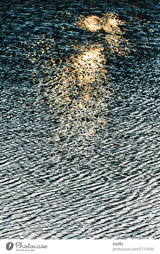 Sonnenlichtspiegelung im Wasser Spiegelung Lichtspiegelung wellig gespiegelt Wasserspiegelung Wellen Wasseroberfläche Reflexion & Spiegelung Licht und Schatten