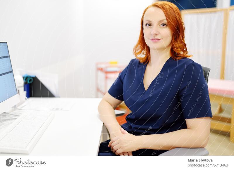 Porträt einer lächelnden Neurologin, die in die Kamera schaut, im Büro einer modernen Klinik. Der Arzt für Neurologie ist bei der Arbeit. Neurologe Frau