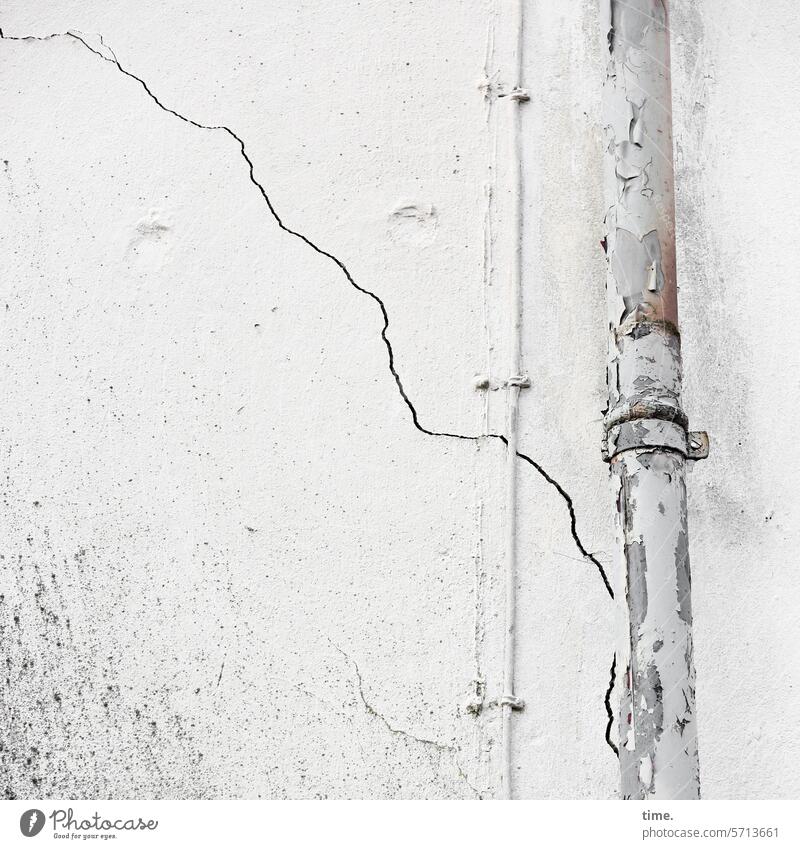 Glückauf! | hinter jeder Mauer eine eigene Welt Wand Fallrohr Riss alt urban Spuren Loch Fassade Leitung verwittert Schimmelpilz abblättern überstrichen
