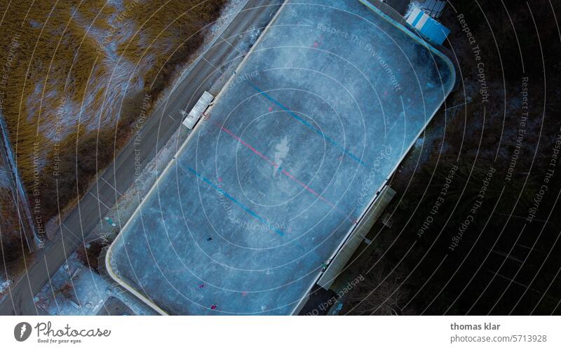 Eislaufplatz von Oben Eislaufen Sport Eisläufer Winter Blau Drohne Outdoor