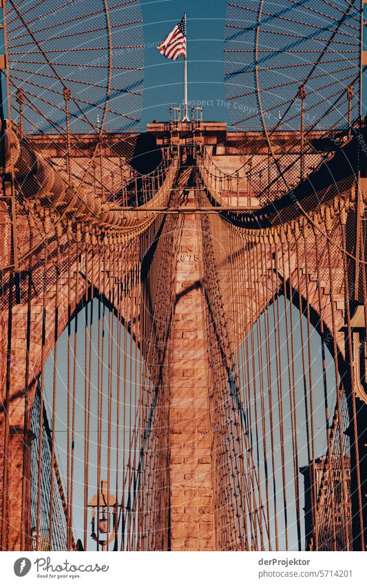 Brooklyn Bridge am Morgen I Zentralperspektive Starke Tiefenschärfe Sonnenstrahlen Sonnenlicht Lichterscheinung Reflexion & Spiegelung Schatten Kontrast