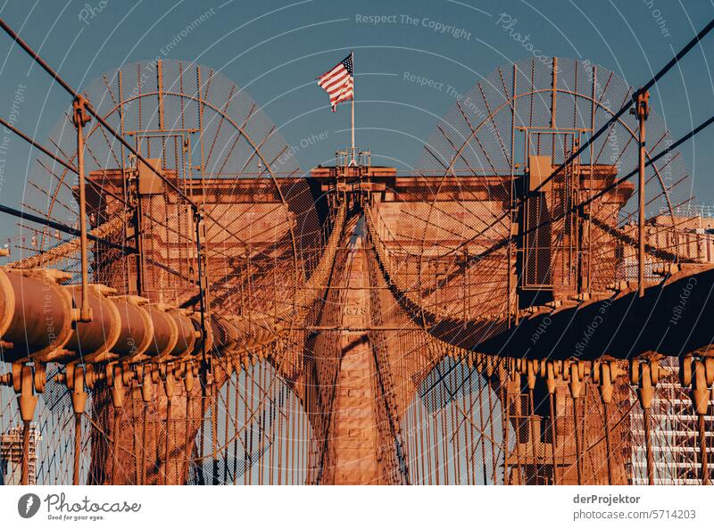 Brooklyn Bridge am Morgen III Zentralperspektive Starke Tiefenschärfe Sonnenstrahlen Sonnenlicht Lichterscheinung Reflexion & Spiegelung Schatten Kontrast