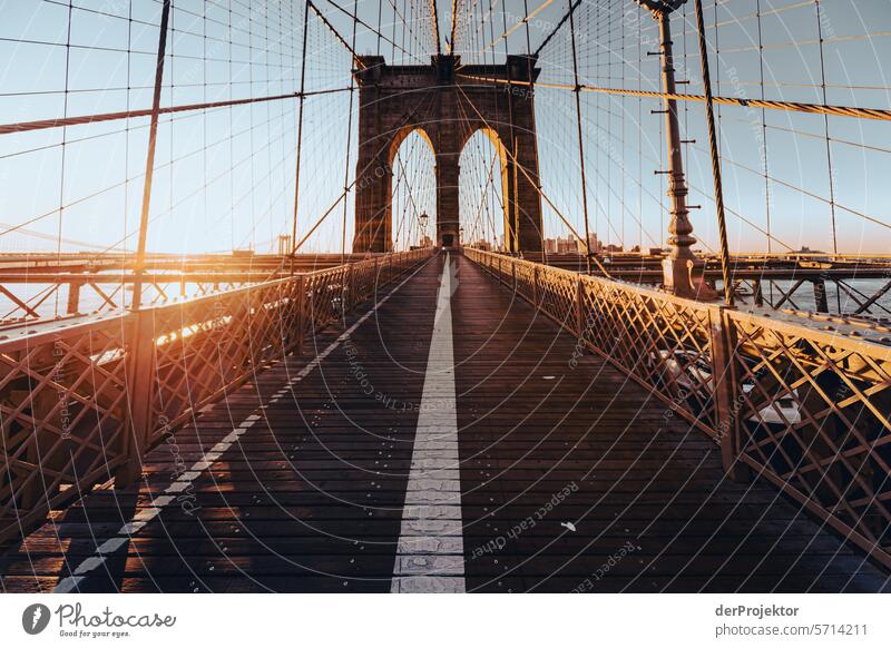 Brooklyn Bridge am Morgen II Zentralperspektive Starke Tiefenschärfe Sonnenstrahlen Sonnenlicht Lichterscheinung Reflexion & Spiegelung Schatten Kontrast