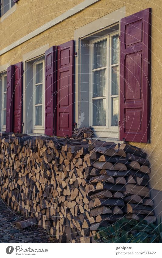 Wärmespeicher Winter Schönes Wetter Haus Fassade Fenster Holz Freundlichkeit braun gelb rot Geborgenheit Warmherzigkeit Rechtschaffenheit Erholung Idylle