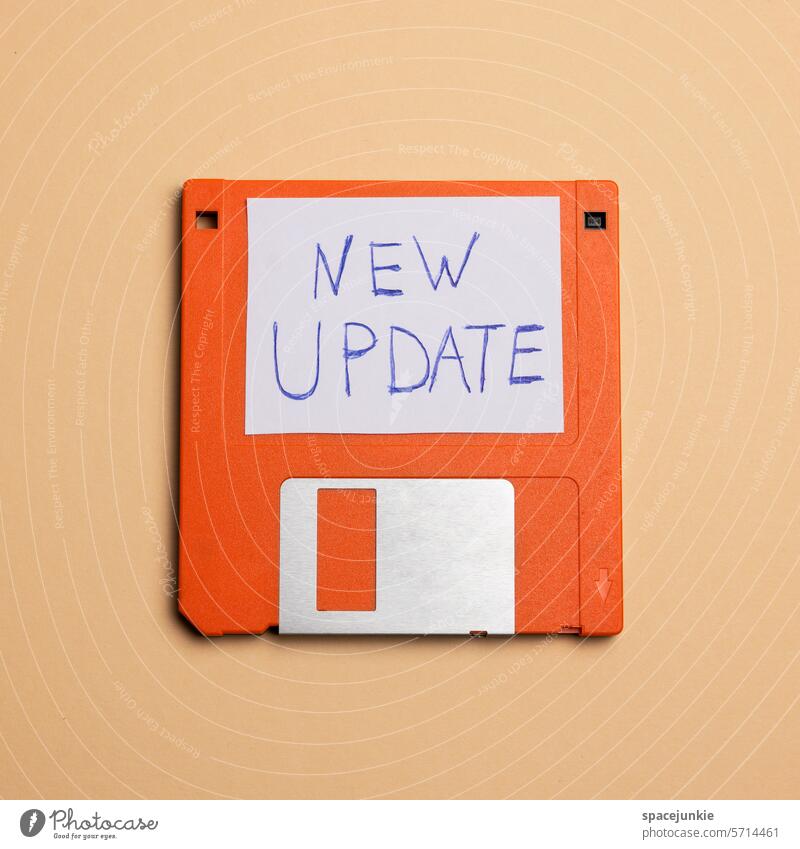 New Update Diskette alt Nostalgie Kunststoff retro Technik & Technologie Medien Aufzeichnen veraltet altmodisch Speicher