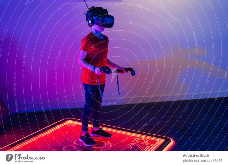 Anonymes Kind in einer Virtual-Reality-Simulation, das auf einer neonleuchtenden interaktiven Plattform steht Virtuelle Realität neonfarbig Podest Person