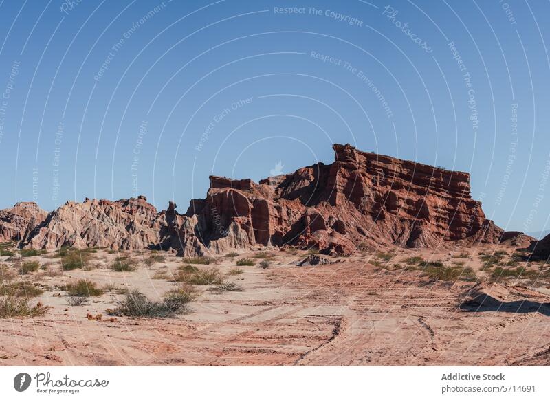 Auffällige rote Felsformationen, die sich in der Region Los Castillos unter strahlend blauem Himmel über den Wüstenboden erheben roter Fels Formation wüst Stock