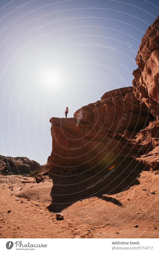 Abenteurer auf einer Felsformation in der Wüste von Purmamarca Gesteinsformationen purmamarca wüst Tourist Argentinien Sandstein Sonne hell nordargentinien