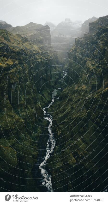 Luftaufnahme eines nebligen Wasserfalls in Island Landschaft Antenne Nebel robust Kaskade Natur reisen Tourismus Abenteuer malerisch Schönheit im Freien Grün