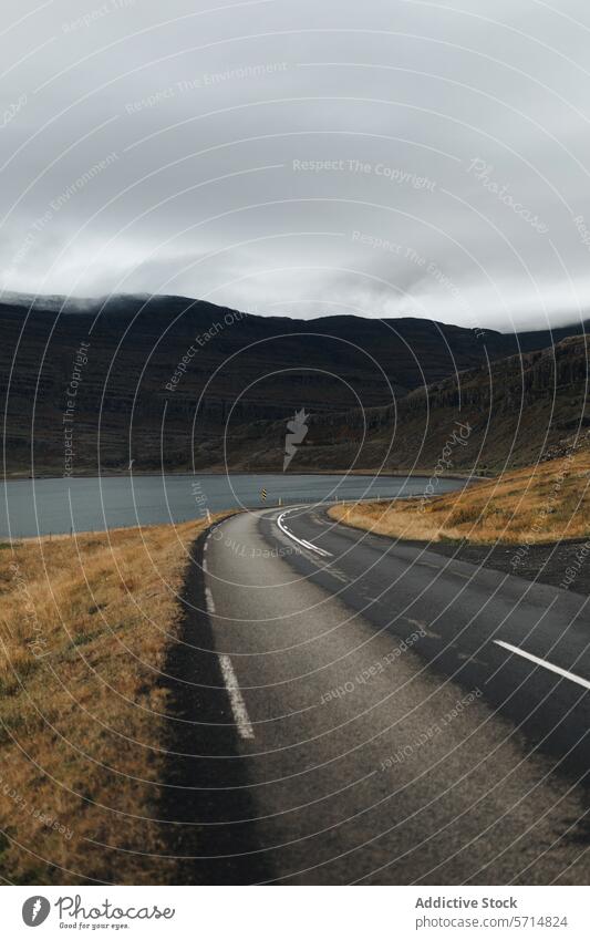 Kurvenreiche Straße durch das isländische Hochland Island Landschaft reisen Highlands launischer Himmel leer geschlängelt Natur im Freien Abenteuer malerisch